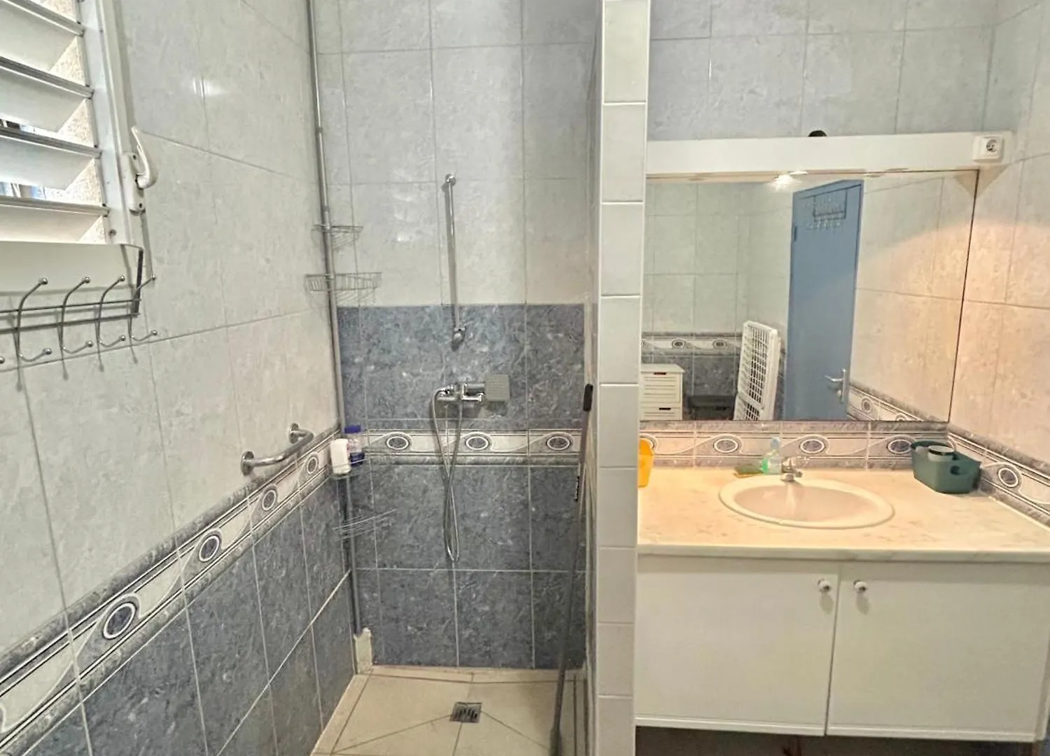 Charmant Bas De Villa Partage Les Abymes 0*,
